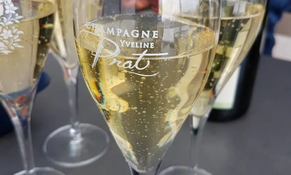 A FREE TASTING (3x classic champagnes)